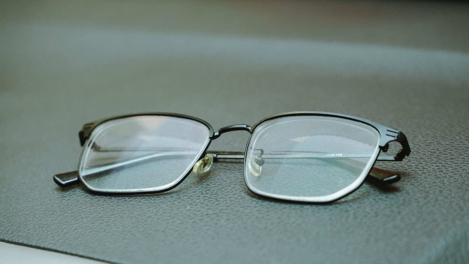 ¿Conduces con gafas o lentillas? Esto dice la DGT